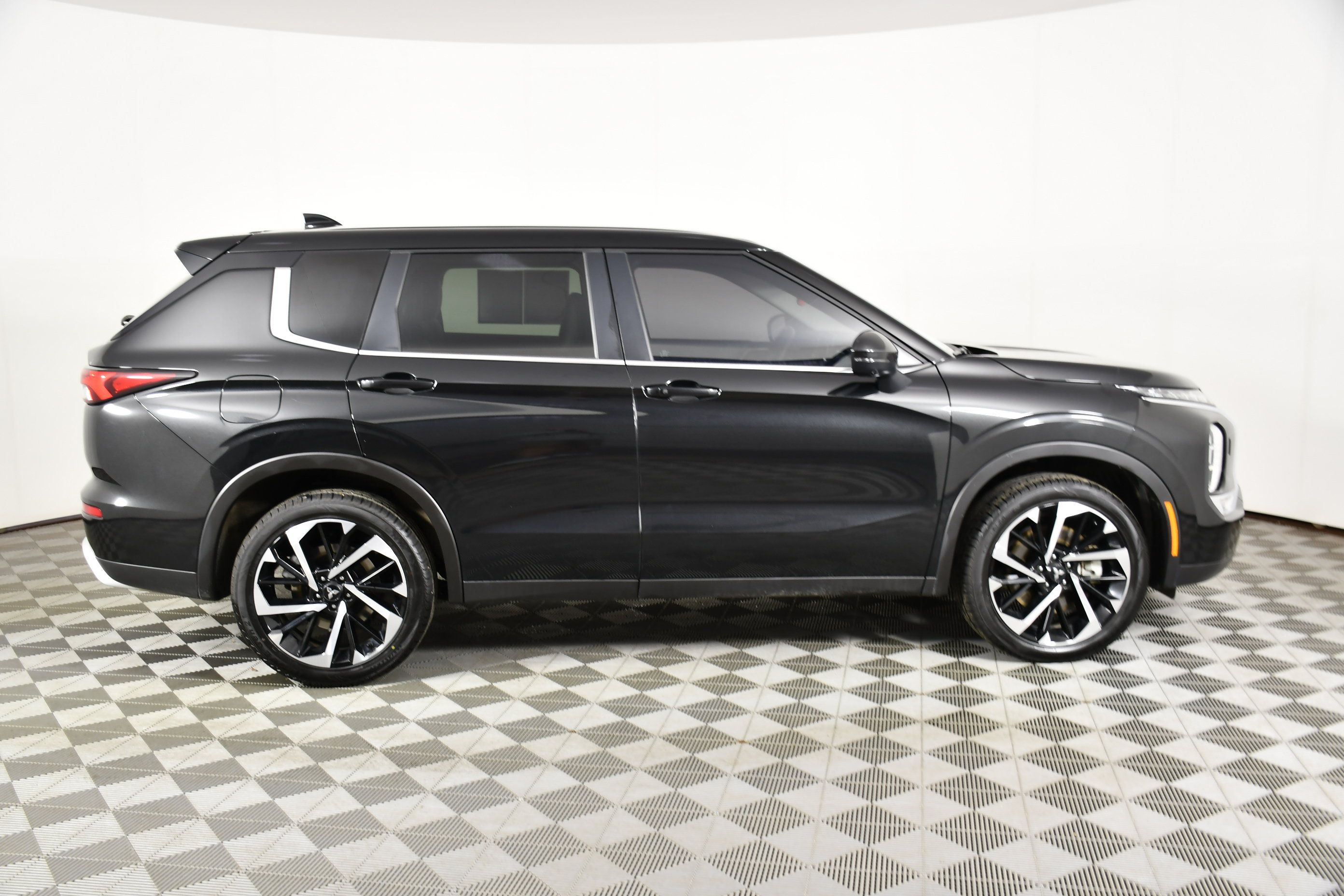 Used 2024 Mitsubishi Outlander SE AWD/4WD image 5