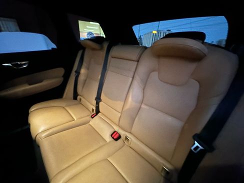 Used 2019 Volvo XC60 T5 Momentum w/ Multimedia Package image 38