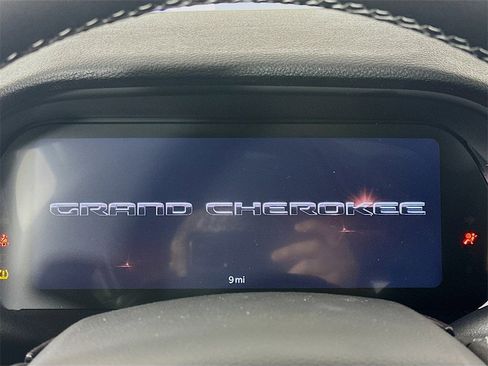 New 2025 Jeep Grand Cherokee Altitude image 11