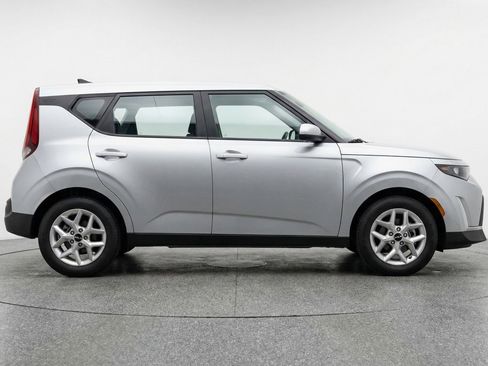 Used 2025 Kia Soul LX w/ LX Technology Package image 11