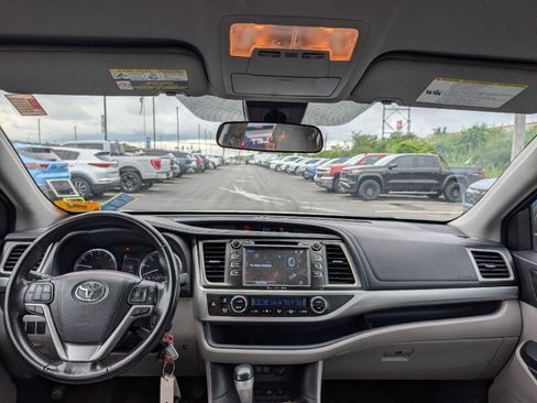 Used 2017 Toyota Highlander Plus AWD/4WD image 9