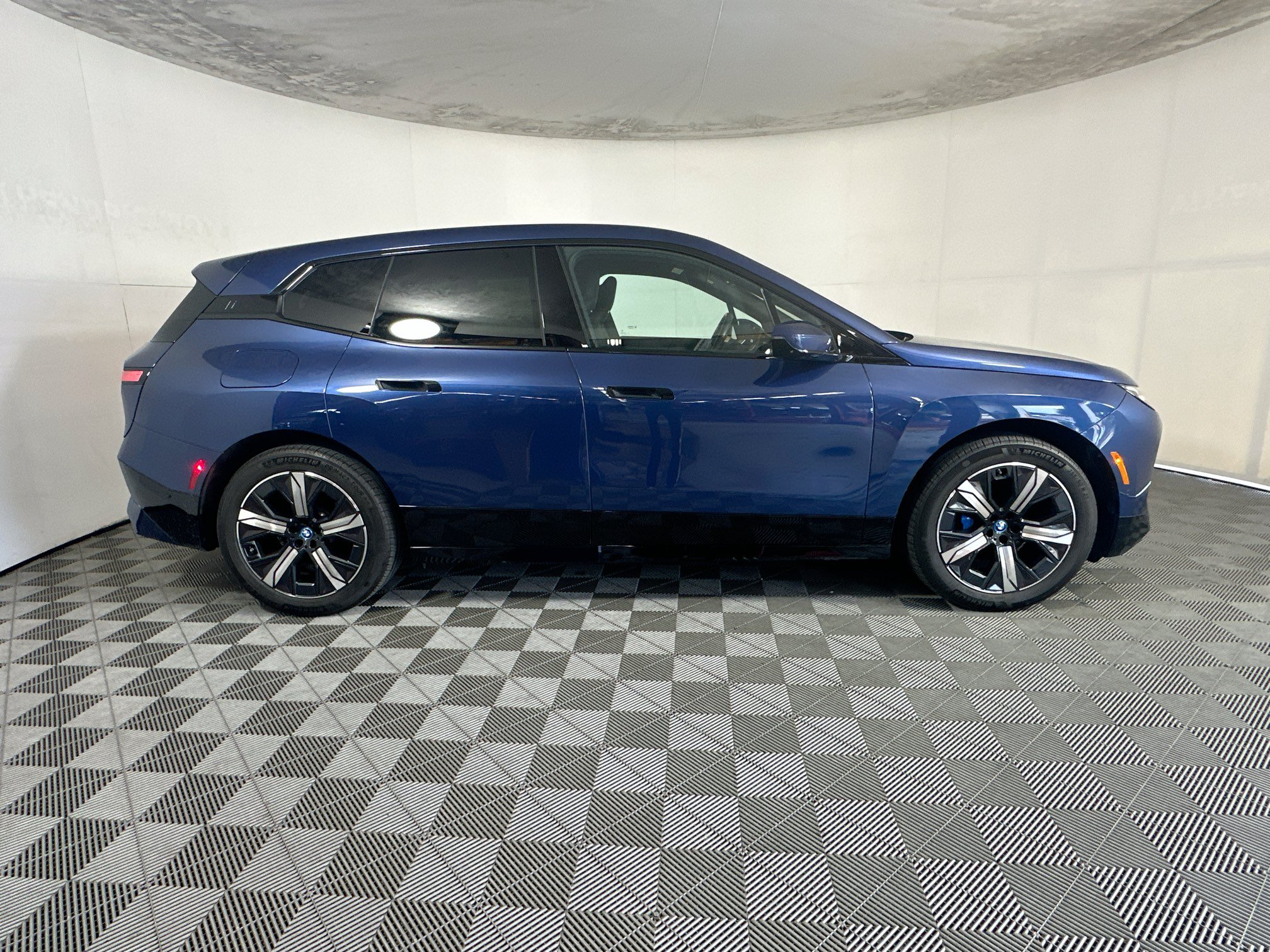 Used 2024 BMW iX xDrive50 w/ Sport Package AWD/4WD image 2