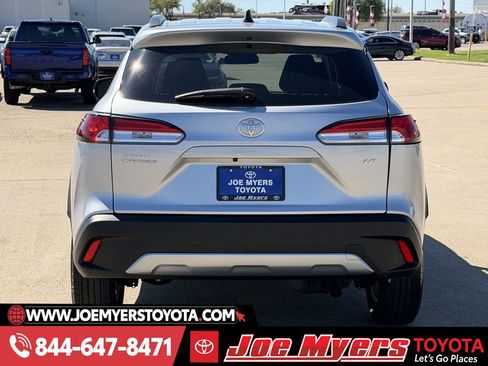 Used 2025 Toyota Corolla Cross LE image 8