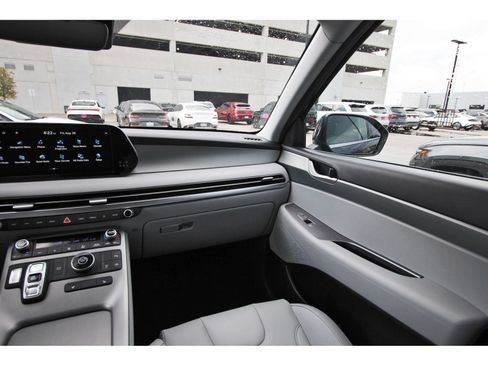 Certified 2025 Hyundai Palisade SEL FWD image 12