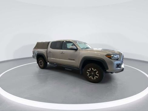 Used 2020 Toyota Tacoma TRD Off-Road w/ TRD Premium Off Road Package AWD/4WD image 2
