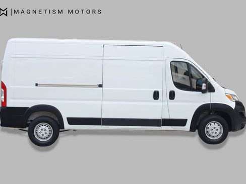 Used 2024 RAM ProMaster 2500 w/ Convenience Group FWD image 3