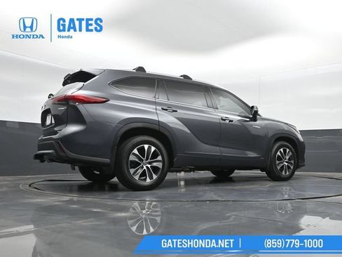 Used 2020 Toyota Highlander XLE AWD/4WD image 40
