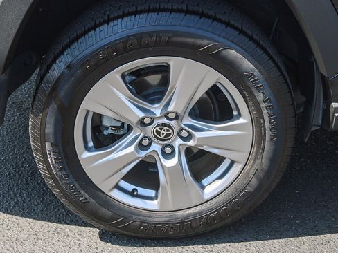 Used 2022 Toyota RAV4 XLE w/ Convenience Package image 12