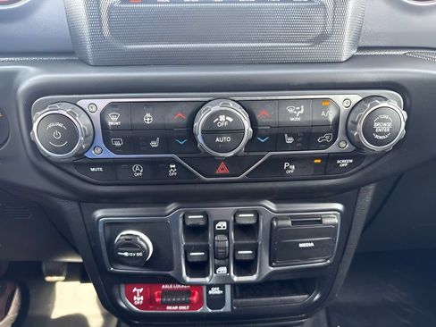 Used 2021 Jeep Gladiator Mojave w/ Cold Weather Group AWD/4WD image 17