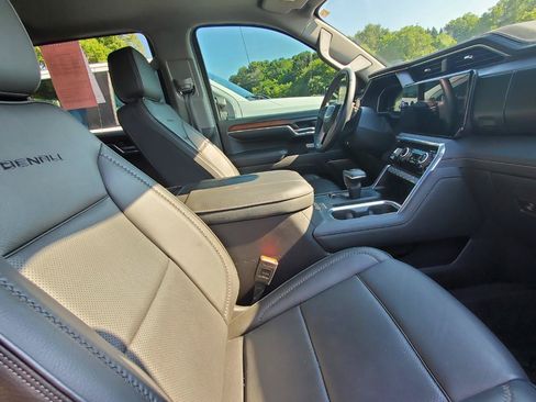Used 2024 GMC Sierra 1500 Denali w/ Technology Package AWD/4WD image 4
