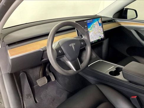 Used 2024 Tesla Model Y 2WD image 13