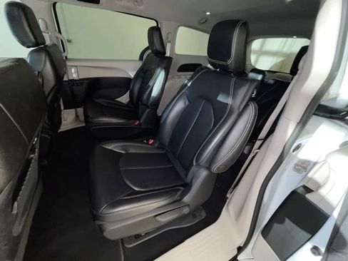 Used 2023 Chrysler Pacifica Touring-L FWD image 21