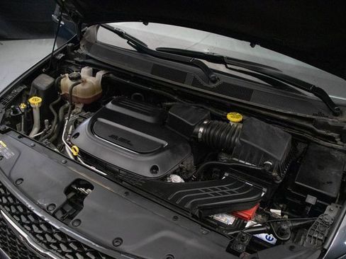 Used 2022 Chrysler Pacifica Touring-L image 28