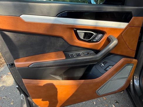 Used 2021 Lamborghini Urus Base AWD 4dr SUV image 28