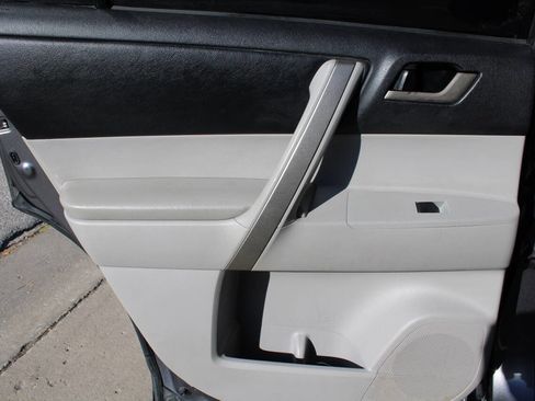 Used 2011 Toyota Highlander SE image 10