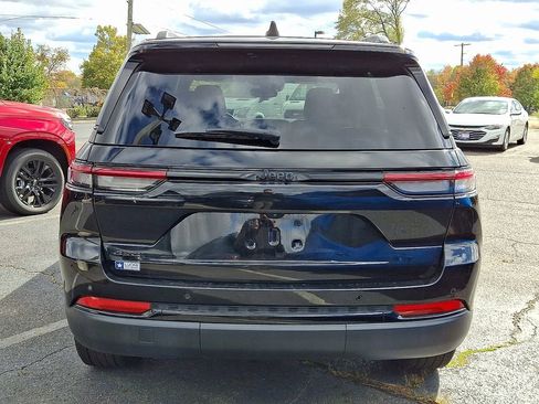 Used 2023 Jeep Grand Cherokee Altitude AWD/4WD image 10