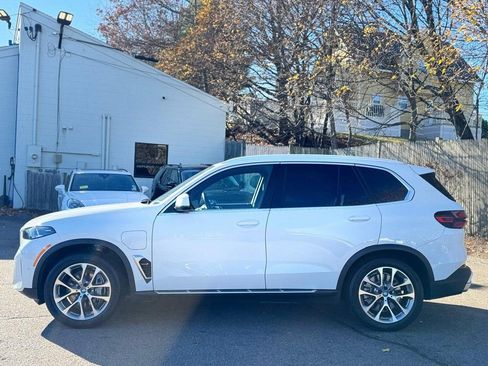 Used 2024 BMW X5 xDrive50e image 3