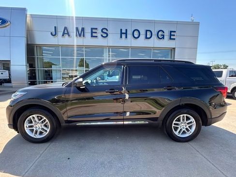 Used 2025 Ford Explorer Active AWD/4WD image 1