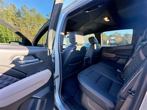 Used 2025 GMC Canyon Denali image 17