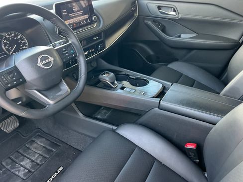 Used 2025 Nissan Rogue SV w/ SV Premium Package FWD image 12