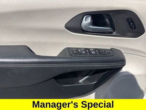 Used 2024 Chrysler Pacifica Touring-L FWD image 13