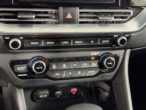 Used 2020 Kia Niro LXS FWD image 28