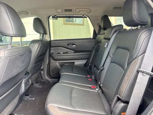 Used 2023 Nissan Pathfinder SL w/ Lighting Package (N92) FWD image 11