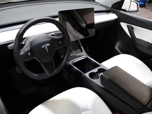 Used 2021 Tesla Model Y Long Range image 16