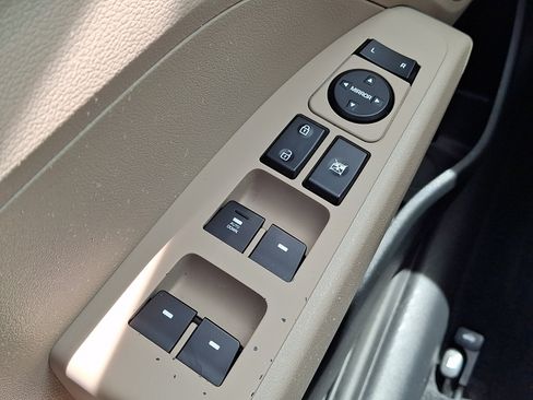 Used 2020 Hyundai Elantra SE w/ Winter Weather Package FWD image 23