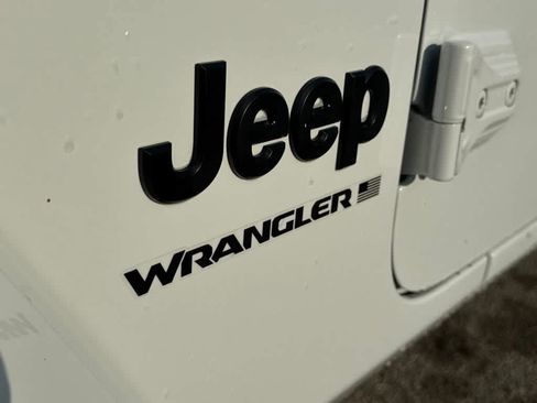 Used 2026 Jeep Wrangler Unlimited Sahara AWD/4WD image 10