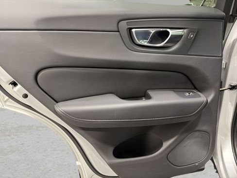 Used 2021 Volvo XC60 T5 Momentum w/ Premium Package image 26