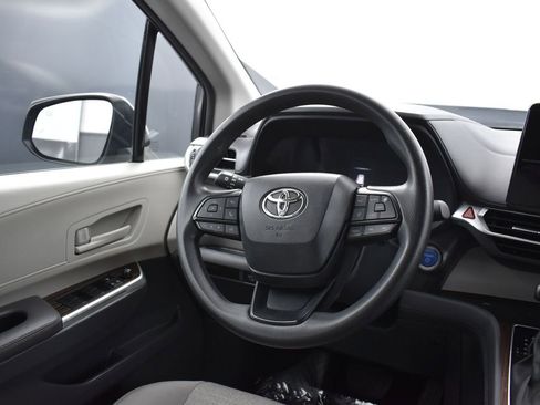 Used 2024 Toyota Sienna LE image 15