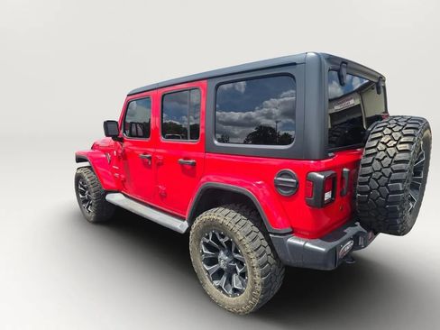 Used 2019 Jeep Wrangler Unlimited Sahara AWD/4WD image 3