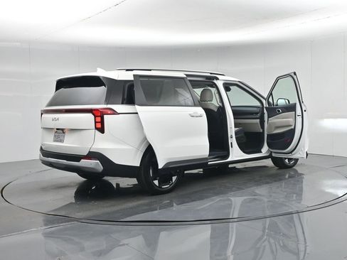 Used 2025 Kia Carnival EX image 33