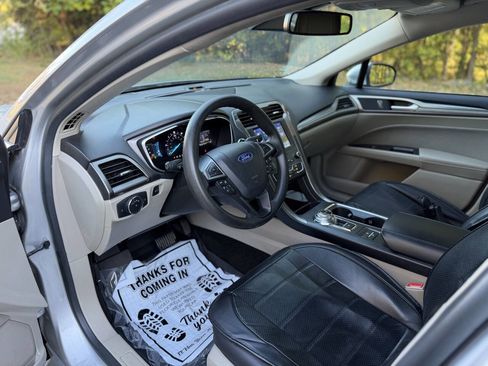 Used 2019 Ford Fusion SE image 12