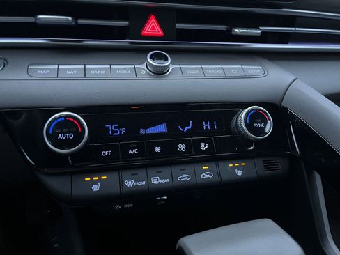 Used 2025 Hyundai Elantra SEL image 24