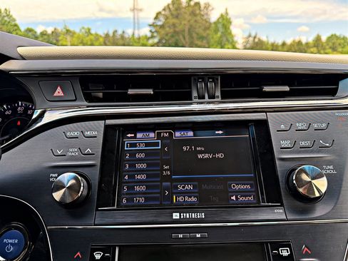 Used 2013 Toyota Avalon Limited FWD image 17