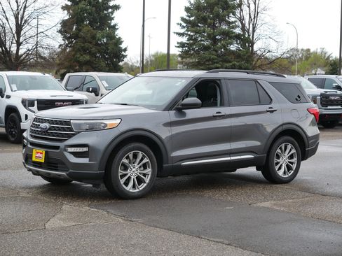 Used 2022 Ford Explorer XLT w/ Equipment Group 202A AWD/4WD image 3
