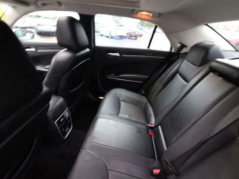 Used 2018 Chrysler 300 Limited image 23