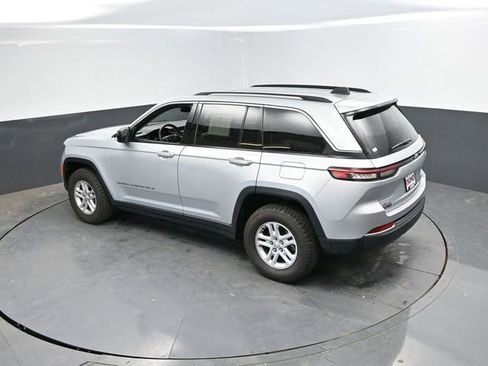 Used 2024 Jeep Grand Cherokee Laredo AWD/4WD image 45
