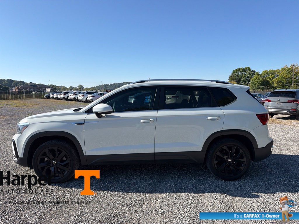 Used 2024 Volkswagen Taos SE w/ Panoramic Sunroof Package FWD image 2
