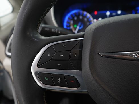 Used 2022 Chrysler Pacifica Touring-L w/ Uconnect Theater Family Group FWD image 30