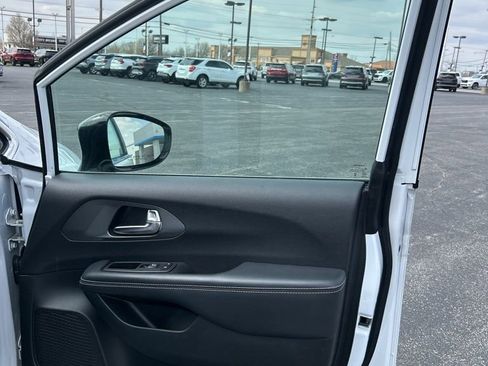 Used 2025 Chrysler Pacifica Select image 56