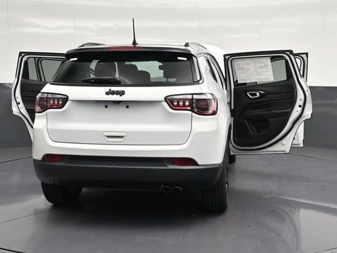 Used 2022 Jeep Compass Latitude FWD image 37