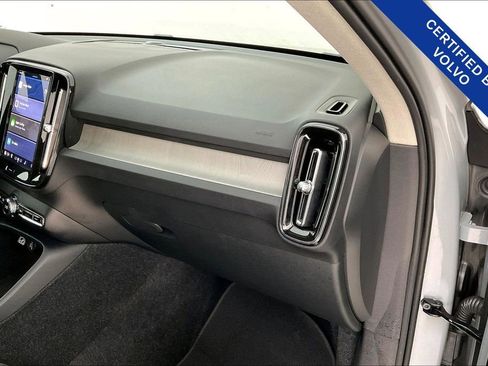 Certified 2025 Volvo XC40 B5 Core image 21