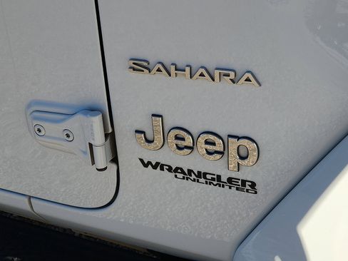 Used 2018 Jeep Wrangler Unlimited Sahara w/ LED Lighting Group image 8