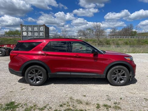 Used 2022 Ford Explorer XLT w/ Equipment Group 202A image 5
