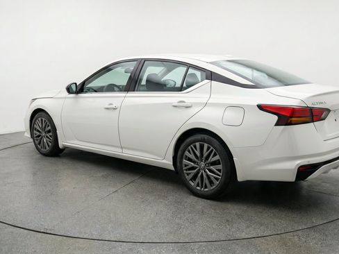 Used 2025 Nissan Altima 2.5 SV FWD image 6