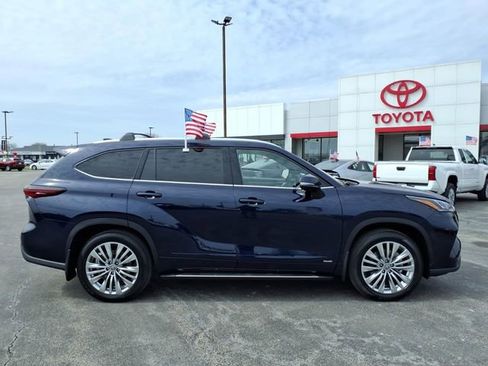 New 2026 Toyota Highlander Platinum image 2