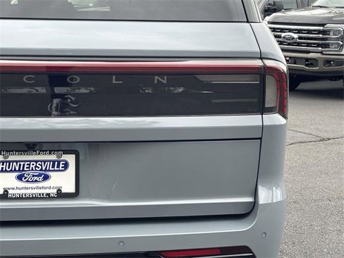 Used 2025 Lincoln Navigator Reserve w/ Jet Appearance Package image 39